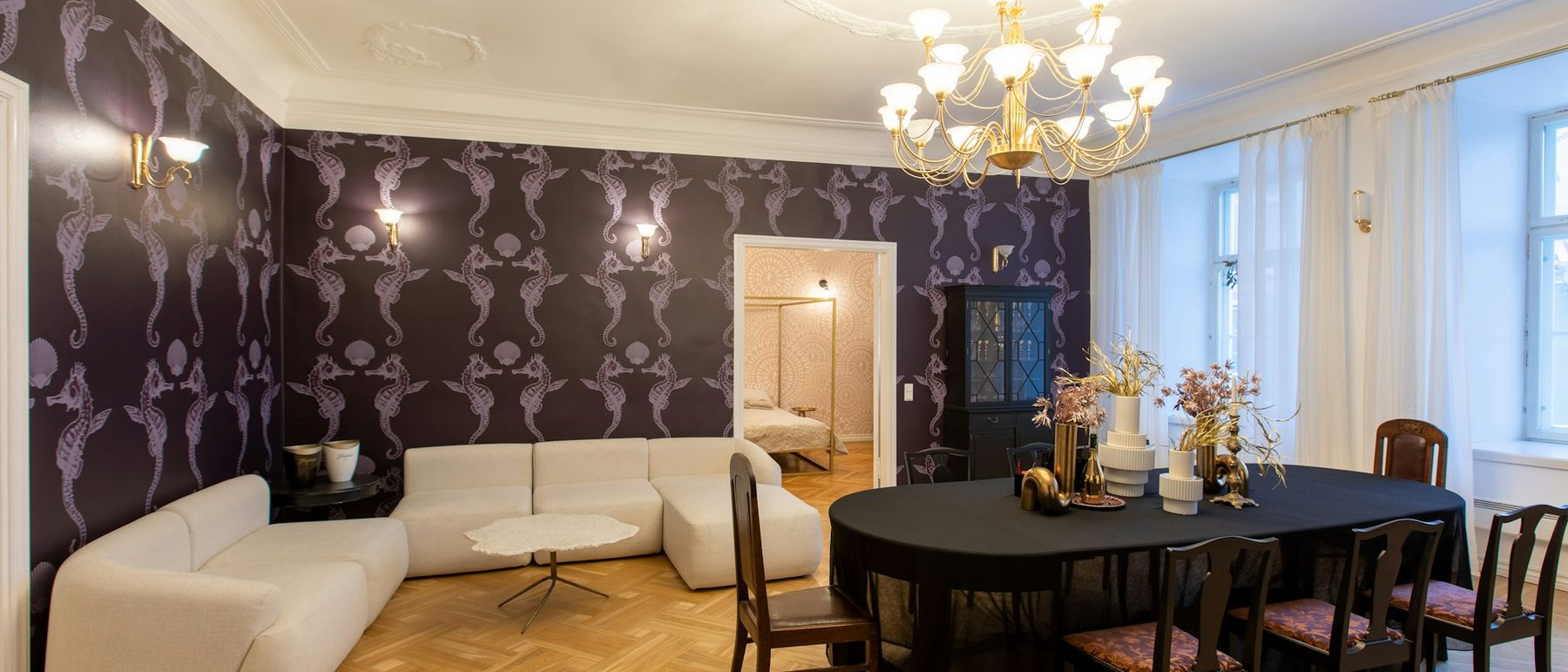 Patterned wallcovering in a commercial interior